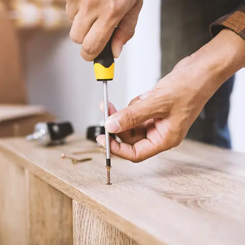 Monteur beim arbeiten